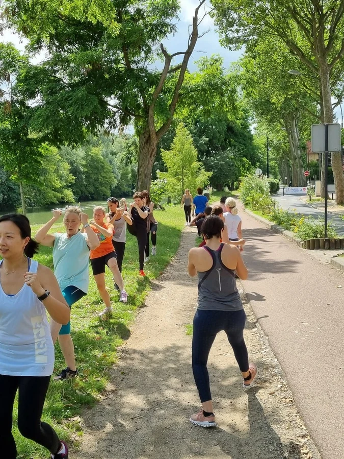 Cours de fitness en plein air sur les berges de la Marne